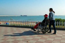 海门八旬老人推轮椅带老伴游中国(为了方便推轮椅带老伴出门)